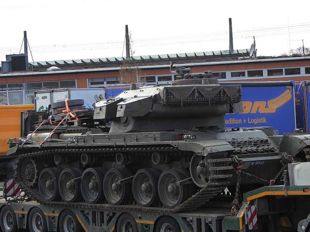 Dieser defekte Panzer wartet am Rheinfelder Zoll auf seine Papiere.  | Foto: Thomas Erlitz