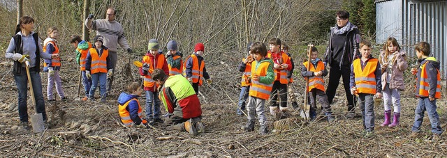 Viele kleine Helfer packen mit an, wen...ucher und Baumsetzlinge zu pflanzen.   | Foto: Hans Spengler