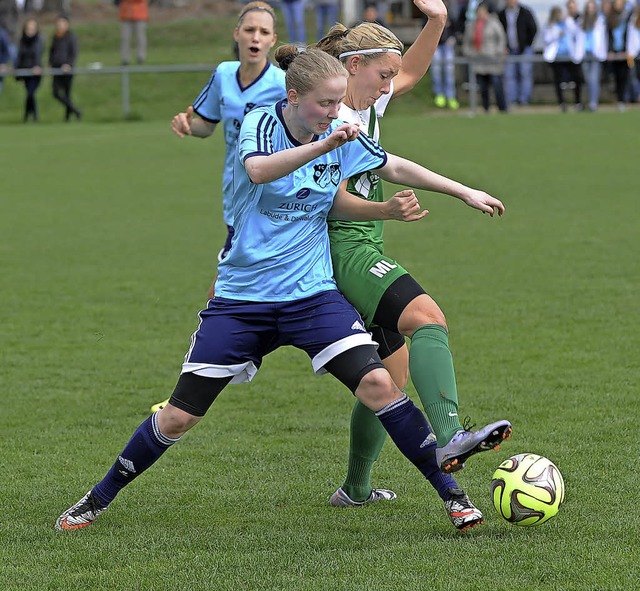 Schneller am Ball: Die Gste um Torsch...bach (mit Diana Vater) den Schneid ab.  | Foto: Schn