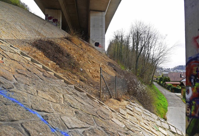 Granitpflaster unter der Autobahn: Jet...r Waldstrae befestigt und gesichert.   | Foto: Nikolaus Trenz