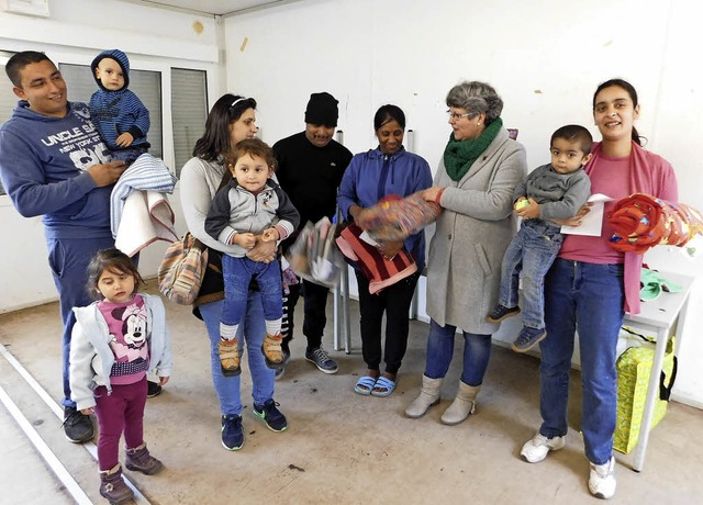 Heidi Marwein (Dritte von rechts) verteilt Kuscheldecken an Flchtlingskinder.  | Foto: cornelia weizenecker