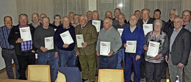 Zahlreiche langjhrige Mitglieder der ...rennadeln und Urkunden ausgezeichnet.   | Foto: Herbert trogus