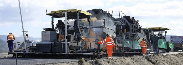 Schwere Maschinen haben am Dienstag s...aenschicht auf die B 33 aufgetragen.   | Foto: Peter Heck