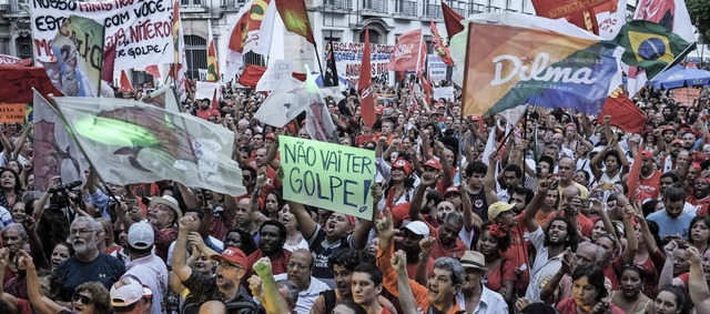 Noch hat die Prsidentin Rckhalt in  ...g: Pro-Rousseff-Demo in Rio Mitte Mrz  | Foto: AFP