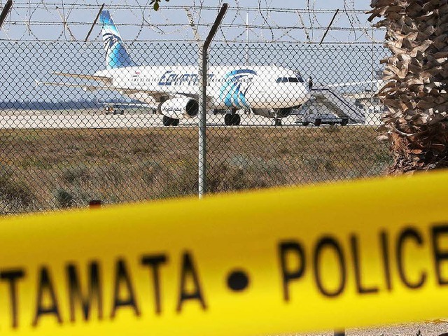 Die entfhrte Maschine am Flughafen von Larnaka  | Foto: dpa