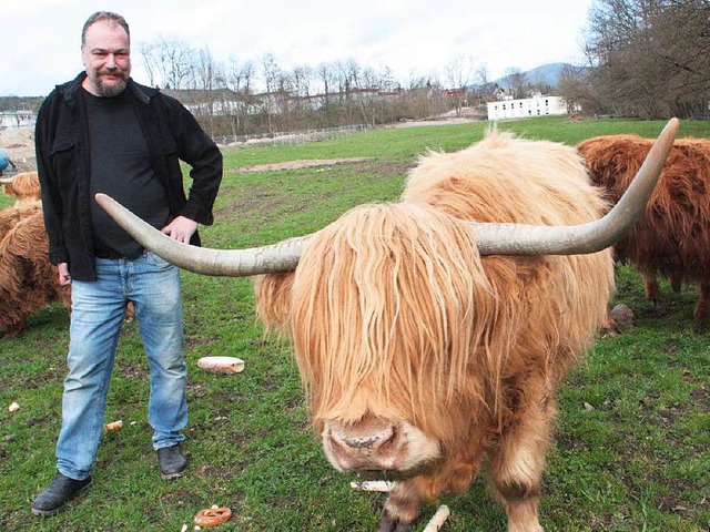 Schweren Herzens gibt Dietmar Meier di...ottischen Hochlandrinder in Wehr auf.   | Foto: Jrn Kerckhoff