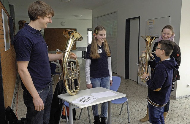 Die interessierten Jugendlichen konnten beim Jugendtag Instrumente ausprobieren.  | Foto: Jrgen Schweizer