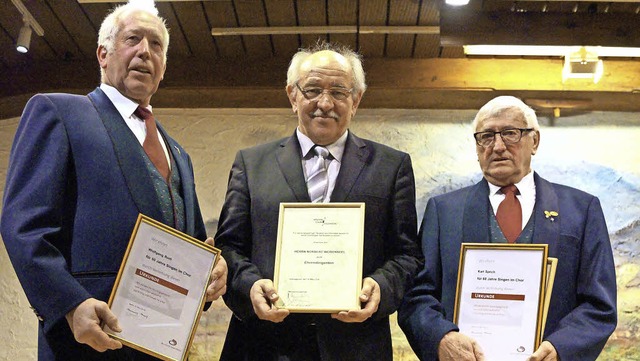 Von links:  Wolfgang Roth, seit 50 Jah...ert des Mnnerchors Eggenertal geehrt.  | Foto: sil
