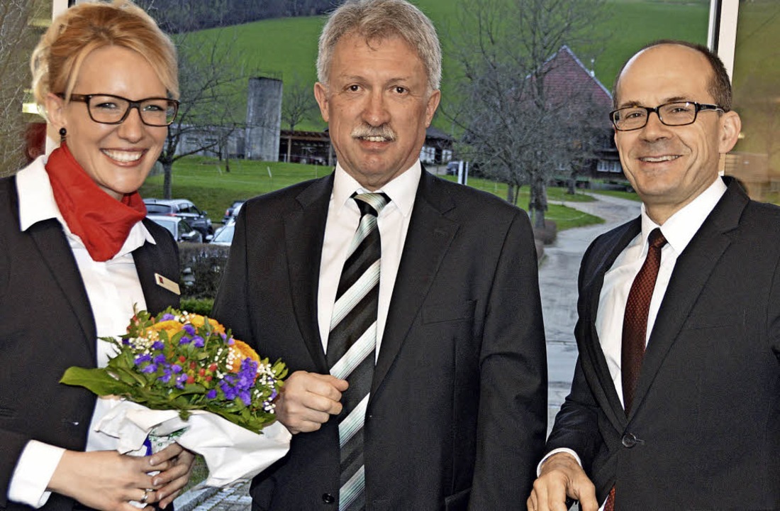 Der Vorstandsvorsitzende der Sparkasse... Andrea Andris  als Nachfolgerin ein.   | Foto: Gerhard Lück