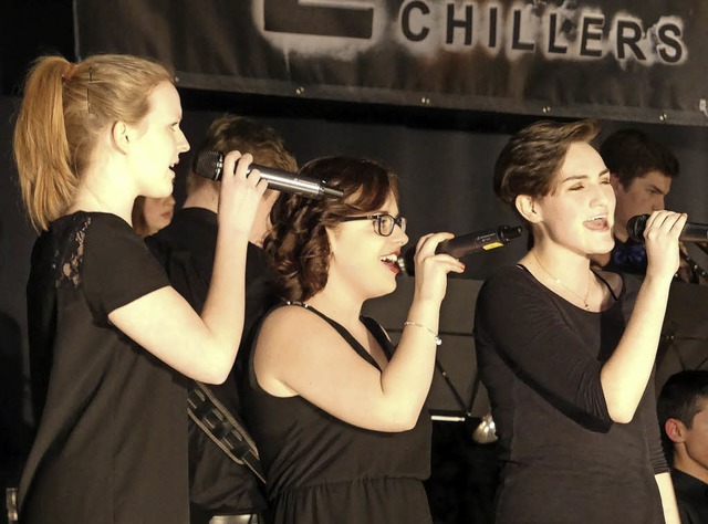 Drei Solistinnen der Jazz Chillers beim Konzert der Heimschule Ettenheim   | Foto: Schule