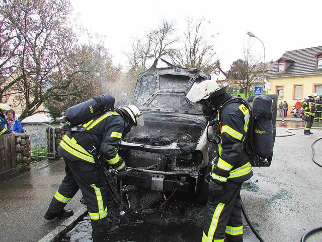 Dieses Auto brannte am Mittwoch in Lr... aus. Die Feuerwehr lschte den Brand.  | Foto: Uwe Knall