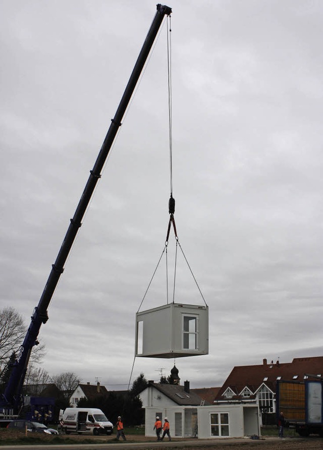 Im Viertelstundentakt stellt der Autokran die Container an ihren Platz.  | Foto: Barbara Schmidt