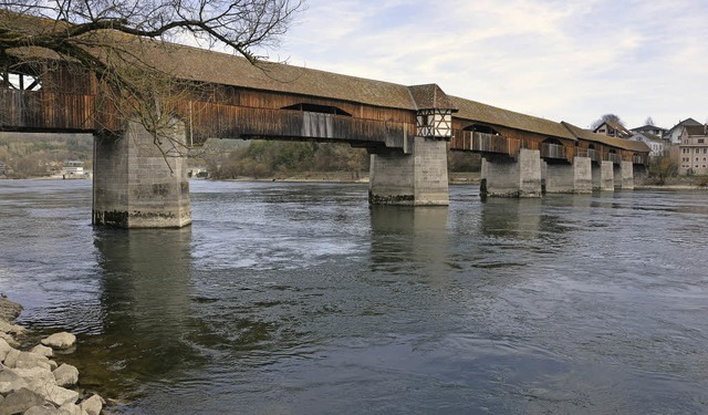 Bei der Holzbrcke in Bad Sckingen gi...n auch fr den Rhein Standard werden.   | Foto: Felix Held