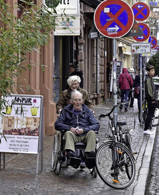 Links der Werbereiter, rechts das Rad ...sehr schmal fr einen Rollstuhlfahrer.  | Foto: Thomas Kunz