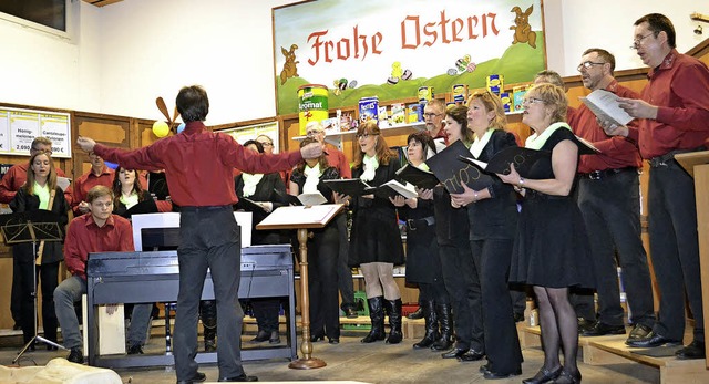 Norbert Asal und seine Chre begeister...en mit ihrem klingenden Osterkonzert.   | Foto: Paul Berger