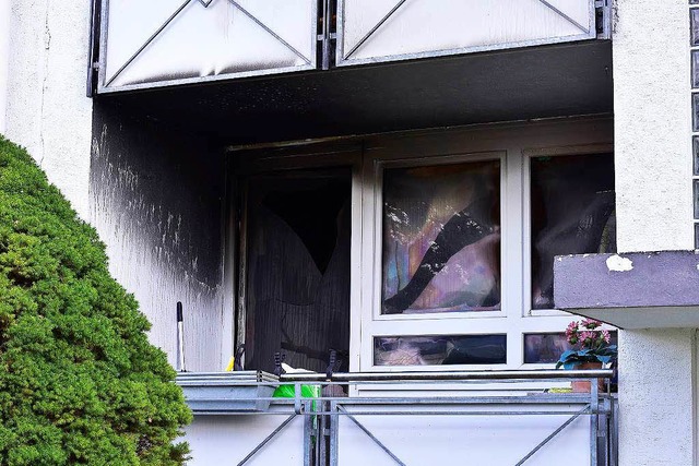 Der Balkon zeigt deutliche Spuren des Brandes.  | Foto: Thomas Kunz