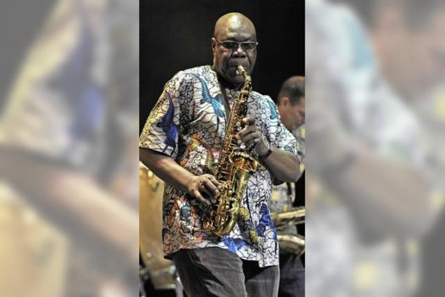 Manu Dibango im Jazzhaus: 82 Jahre und kein bisschen müde
