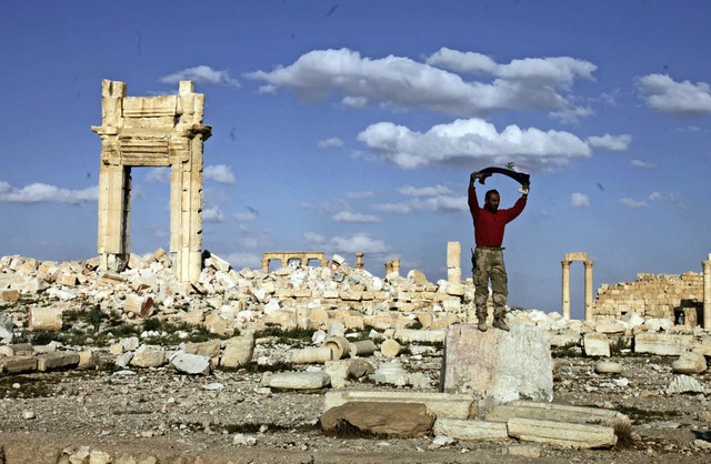 Siegerpose eines syrischen Soldaten, n...Armee Palmyra vom IS zurckerobert hat  | Foto: dpa