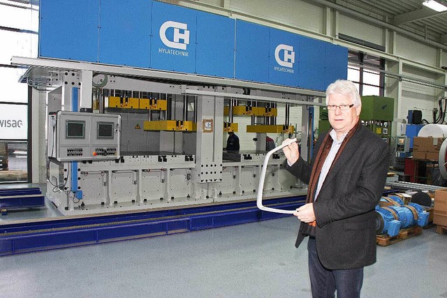 Geschftsfhrer Eberhard Fischer im Ja...t dem Rohling einer Autofensterleiste.  | Foto: Martin Wendel