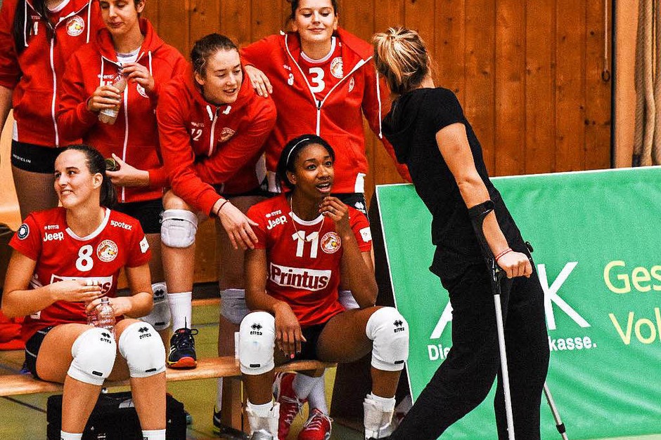 VC Offenburg – VCO Dresden 3:0 (3.10.2015). Eine Woche nach ihrem Kreuzbandriss ulkt Katrin Kreuzer mit ihren Kameradinnen. (Foto: Sebastian Köhli) VC Offenburg – VCO Dresden 3:0 (3.10.2015). Eine Woche nach ihrem Kreuzbandriss ulkt Katrin Kreuzer mit ihren Kameradinnen. (Foto: Sebastian Köhli)