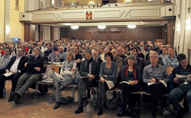 Die Gemeindeversammlung im Bahnhofssaa...it ber 400 Stimmbrgern gut besucht.   | Foto: Boris Burkhardt