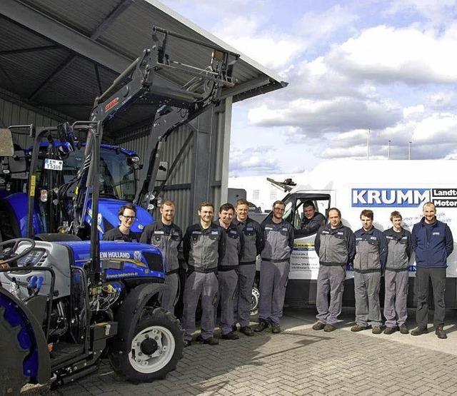 Das Werkstatt-Team mit dem Servicewagen im Hintergrund.  | Foto: Privat