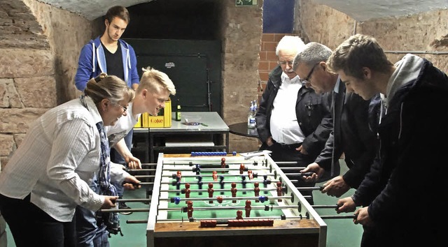 17. Jugendforum im JuZe: Stadtrte und... es eine gemischte Runde Tischfuball.  | Foto: Ilona Hge