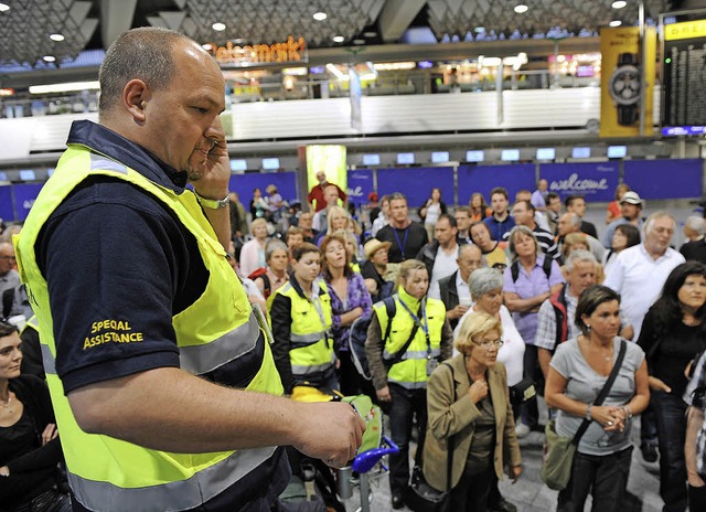 Chaos am Urlausort: Notfallteams der R... Rat und Tat den Touristen zur Seite.   | Foto: dpa