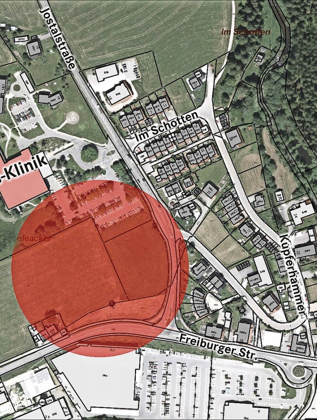 Der geplante Baugrund fr die Behelfsunterkunft, rechts die Wohngebiete  | Foto: Stadt Titisee-Neustadt