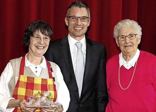 Ehrung beim Krankenpflege- und Diakoni...s. Rechts:  Vorsitzende Helga Kasten.   | Foto: Hege