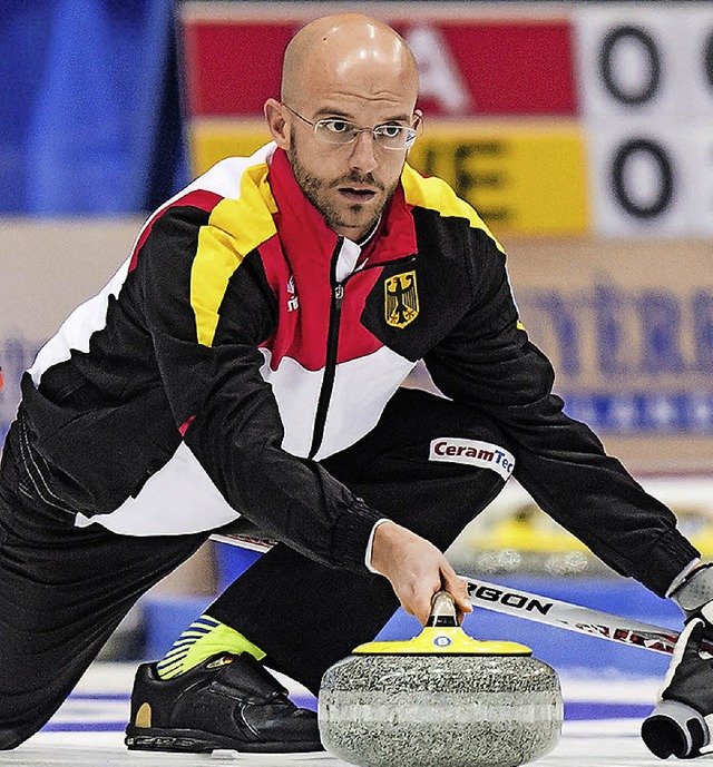 Auf Skip Alexander Baumann  trifft die Schweiz zum Auftakt der Curling-WM.   | Foto: Bott/dpa