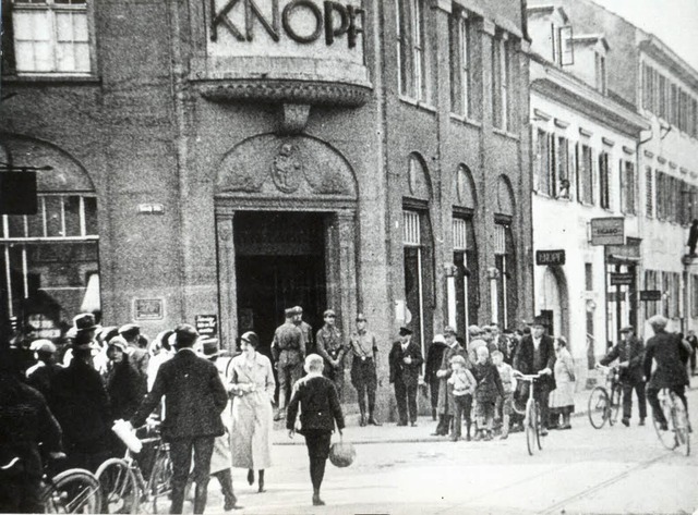 SA vor dem Kaufhaus Knopf in Lrrach   | Foto: Dreilndermuseum