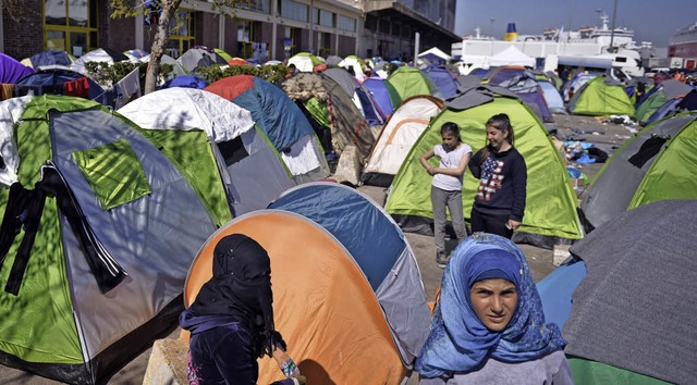 Flchtlinge im Hafen von Pirus   | Foto: AFP