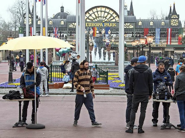 Taschenkontrolle vor dem Eingang des Europa-Parks  | Foto: Bernhard Rein