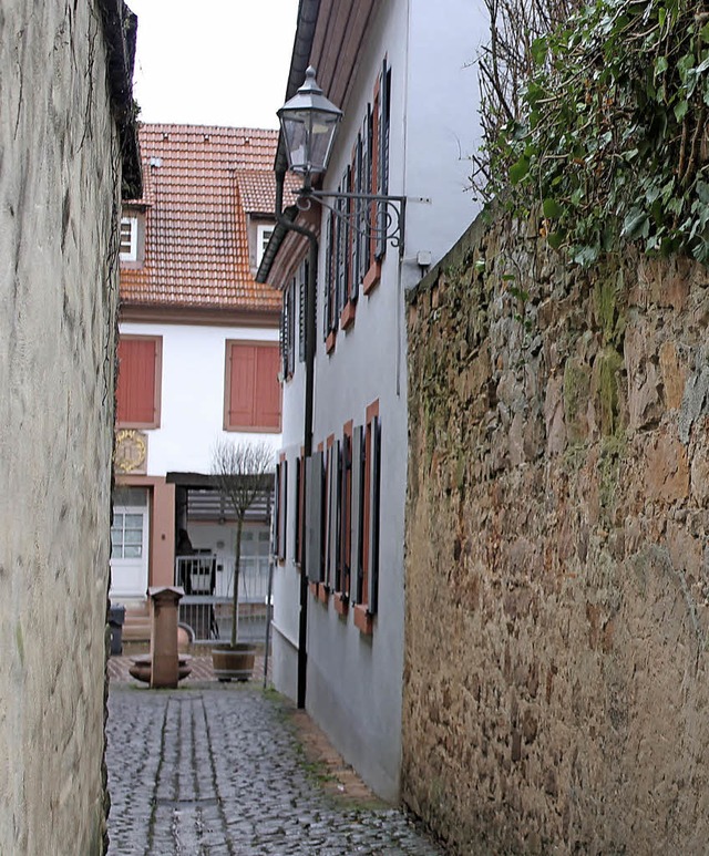 Die historische Steinmauer (rechts) am... wird in der kommenden Woche saniert.   | Foto: Stadt Ettenheim
