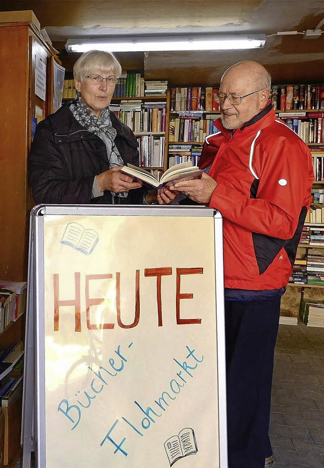 Margarete Ebner und Michael Huber verkaufen Bcher fr den guten Zweck.   | Foto: Richard Kaiser