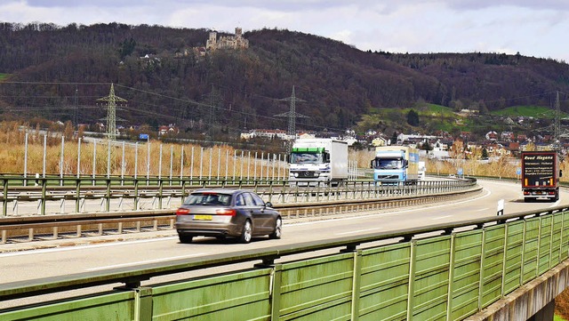 Stbe auf dem Lrmschutz an der A 98 im Wiesental: Vorarbeiten fr ein Gitter.   | Foto: Nikolaus Trenz