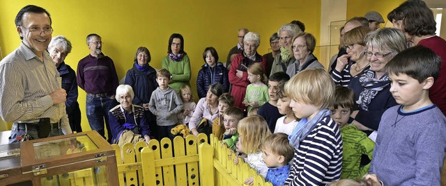 Norbert Widemann (links) schickte die Besucher in den April.   | Foto: Kunz