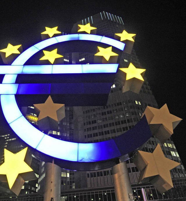 Defekte Sterne am Eurozeichen vor der EZB im Jahr 2010  | Foto: dpa