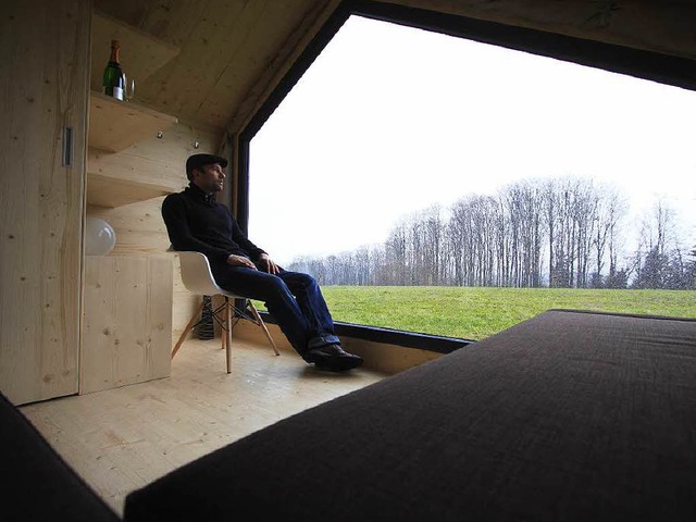 Viel Glas, viel Holz: Architekt Patrik...20; &#8211; also seinem Zelt aus Holz.  | Foto: Patrik Mller