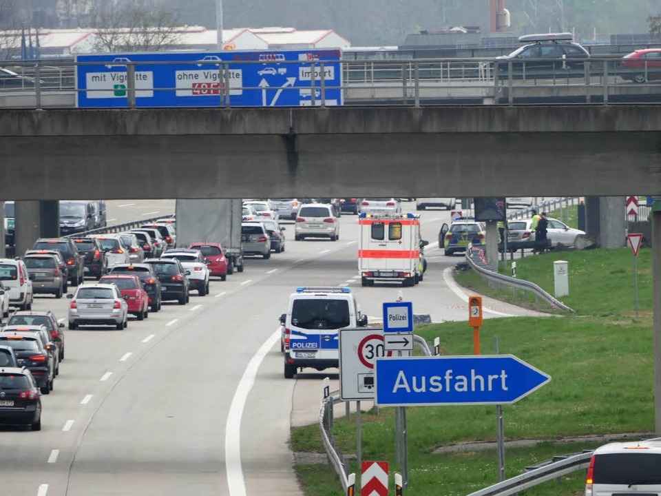 Auf der A5 verhinderten  am Samstag ru...e Weiterfahrt durch eine Sitzblockade.  | Foto: Michael Sesiani