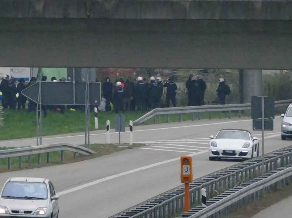Im Hintergrund: Die Polizisten kesselten die Demonstranten ein.  | Foto: Michael Sesiani
