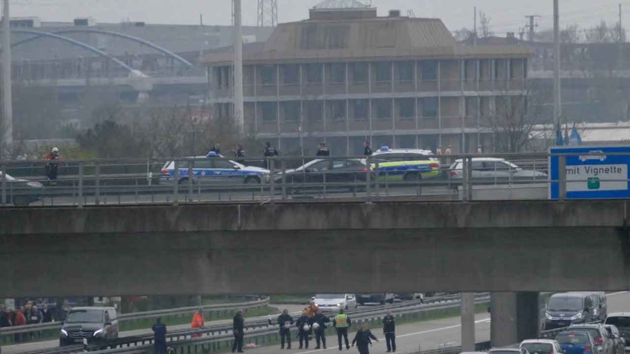 Zwei Personen, die sich von der Br�cke...ten von der Feuerwehr geborgen werden.  | Foto: Michael Sesiani