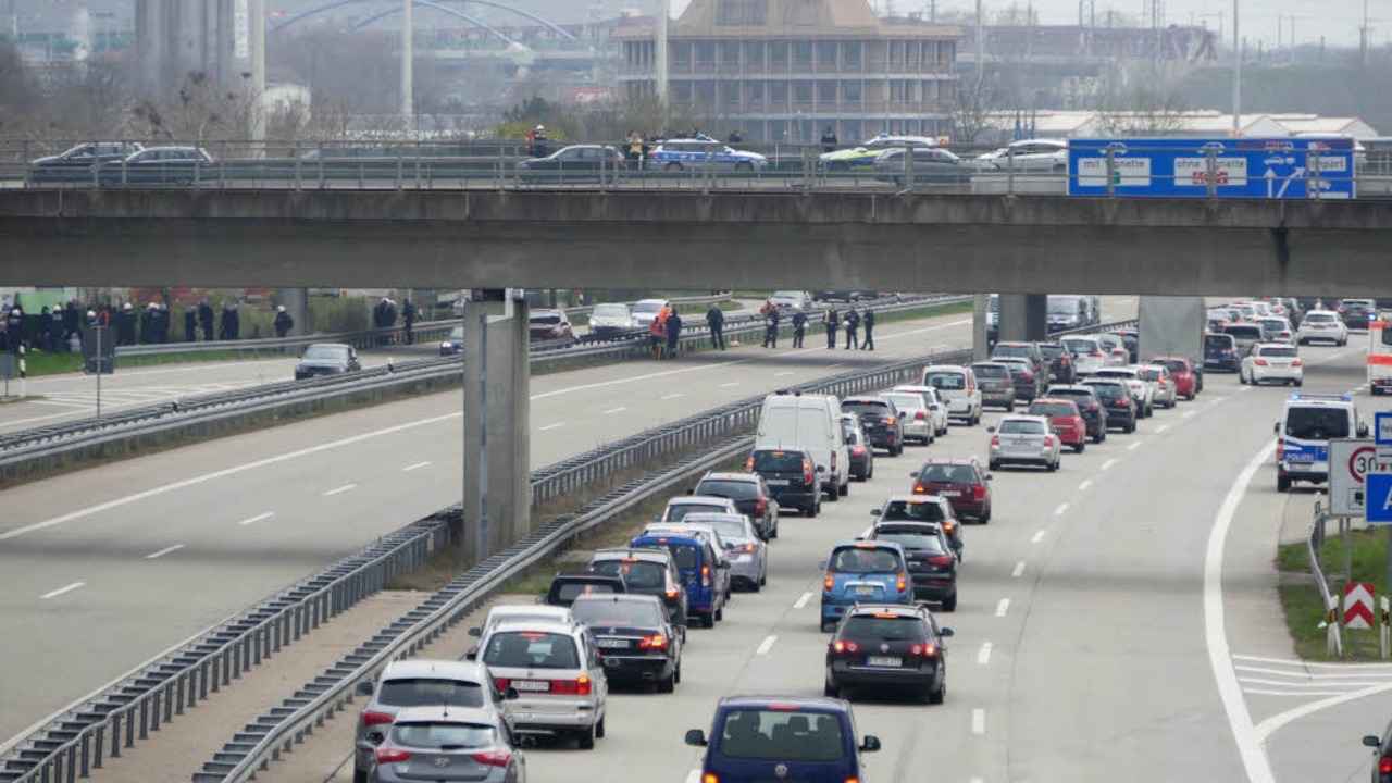 Der Verkehr staute sich f�r zwei Stunden.  | Foto: Michael Sesiani