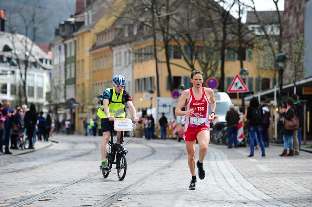 Der Sieger und Rekordbrecher des 13. Freiburg-Marathons, Benedikt Hoffmann  | Foto: Miroslav Dakov