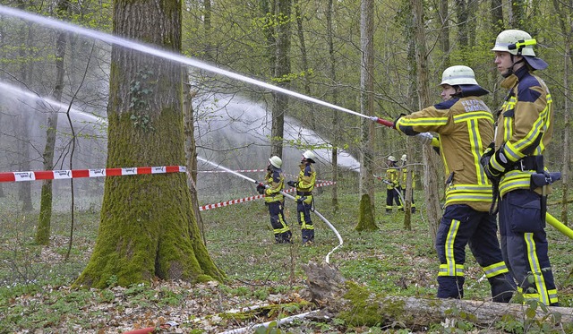 18000 Liter Wasser wurden bei der Feue...Absperrband markiert die Brandgrenze.   | Foto: Benedikt Sommer