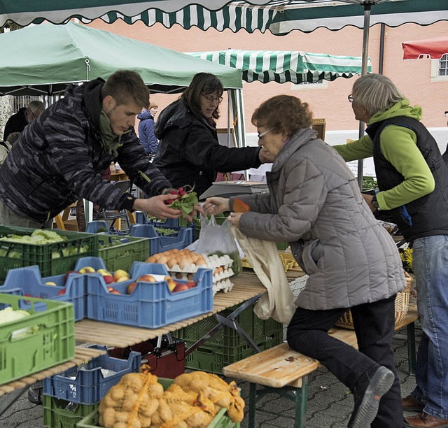 Saisonautakt: Der Wochenmarkt  auf dem...gab es einen Streichelzoo mit Ziegen.   | Foto: Volker Mnch