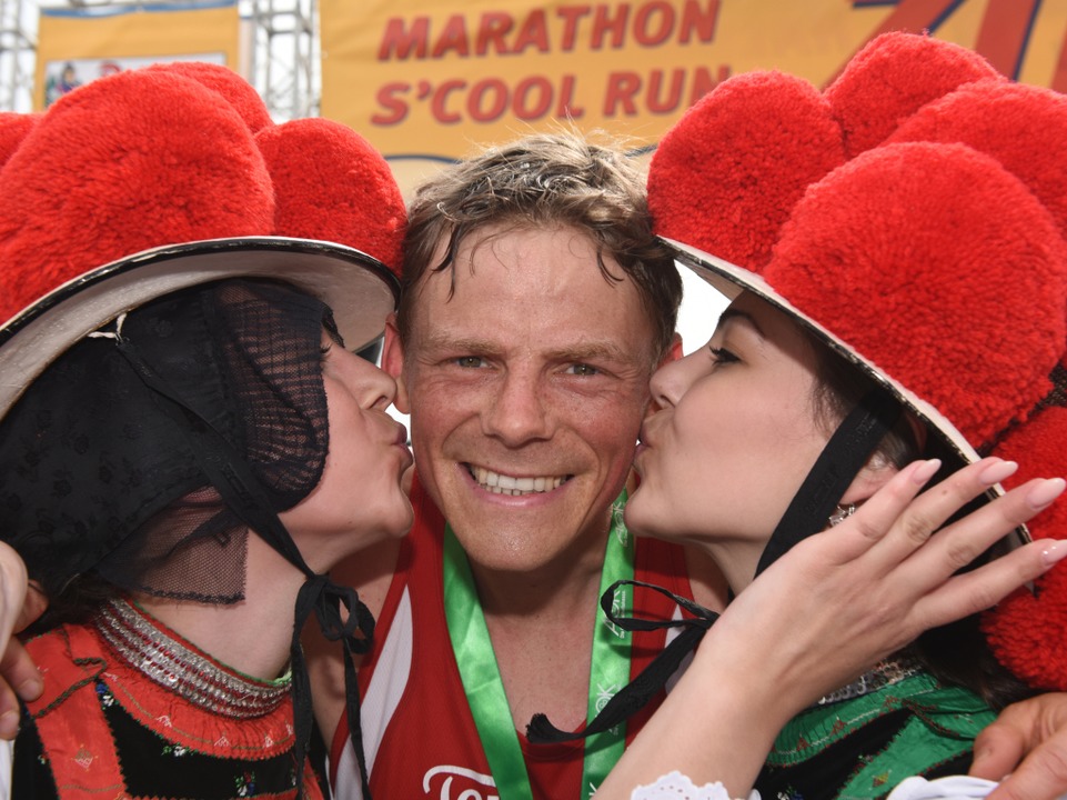 Benedikt Hoffmann im Ziel  | Foto: Patrick Seeger