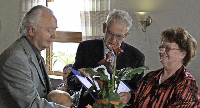 Helga Vetter ist  Ehrenmitglied im VdK...(Mitte) und Johannes Narr gratulieren.  | Foto: Werner Schnabl