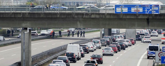 Zu erheblichen Verkehrsbehinderungen kam es whrend der Blockade auf der A5.   | Foto: Michael Sesiani